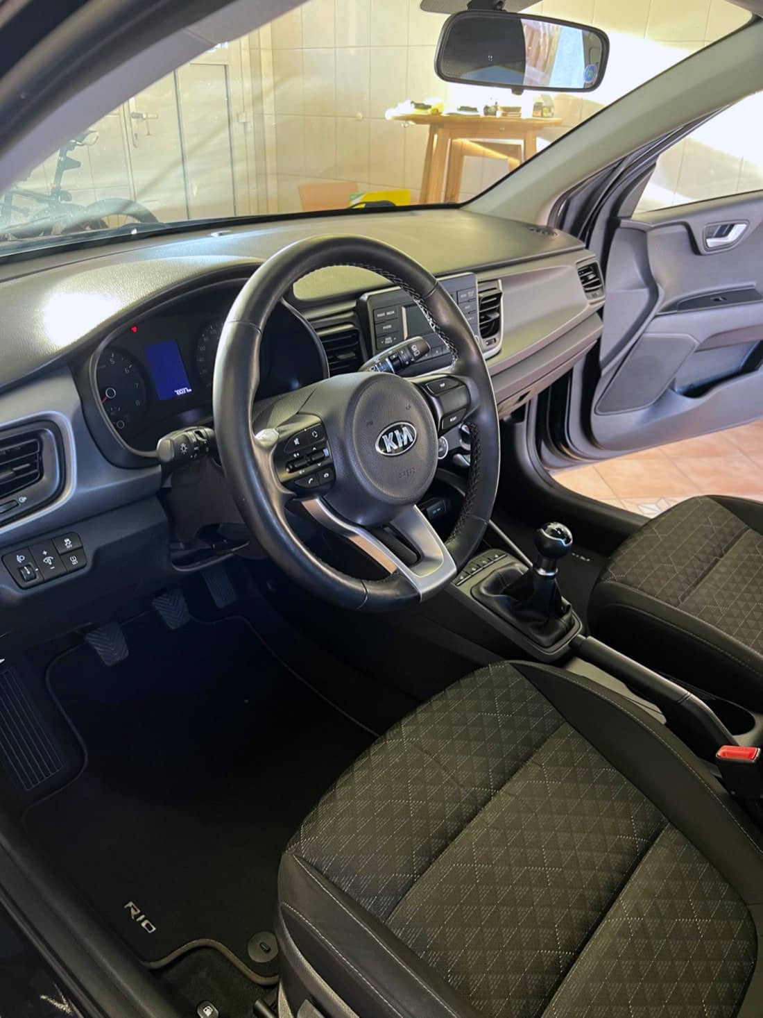 Innenraum eines Kia Rio nach der Reinigung durch Maxi Jöch Fahrzeugaufbereitung